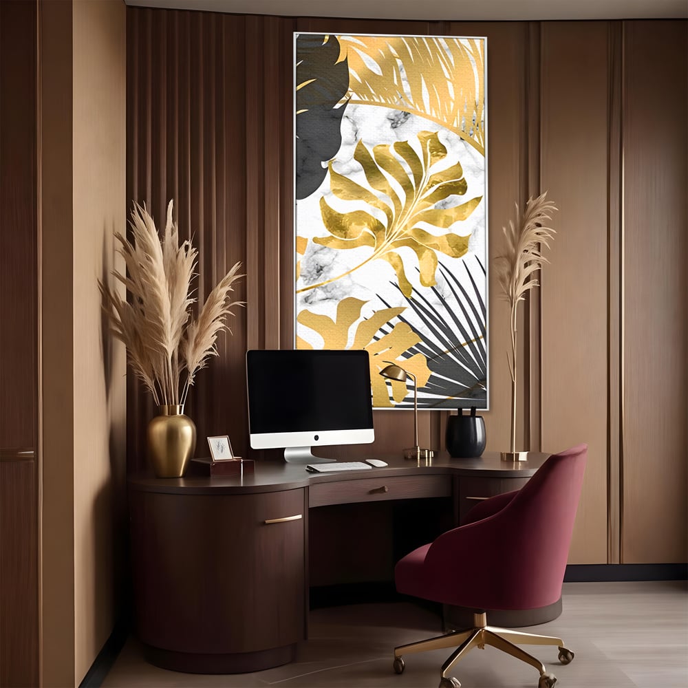 Tablou canvas cu tablou canvas cu frunze tropicale, in rama de aluminiu argintiu, pe perete intr-un birou